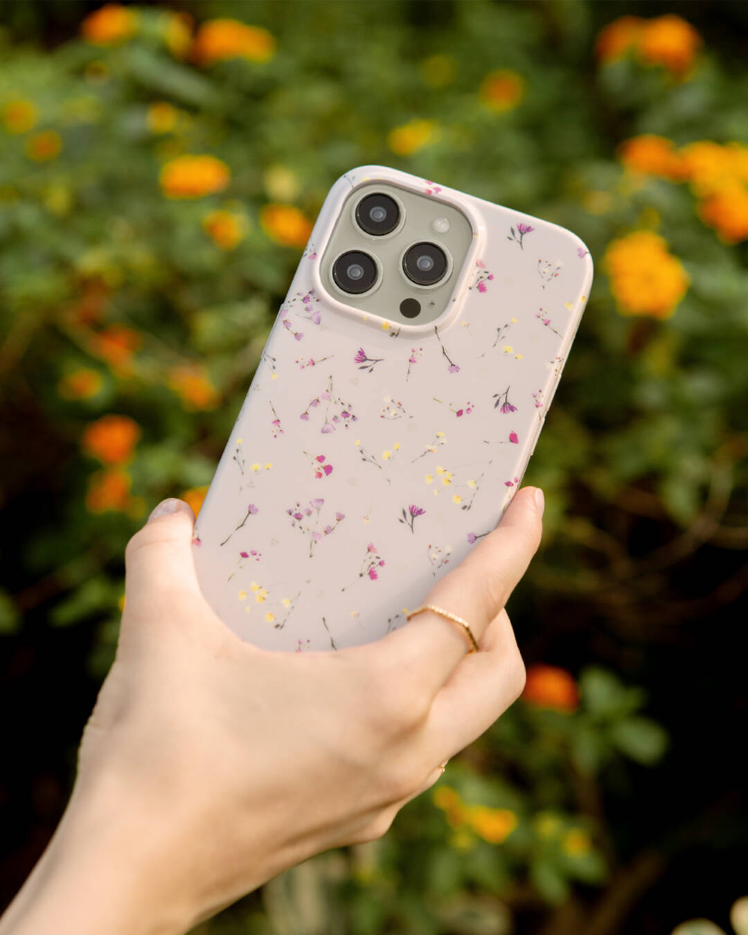 Apple iPhone 15 Pro Kılıf Mini Çayır Çiçekleri Desenli Coehl Prairie Kapak - Görsel 3
