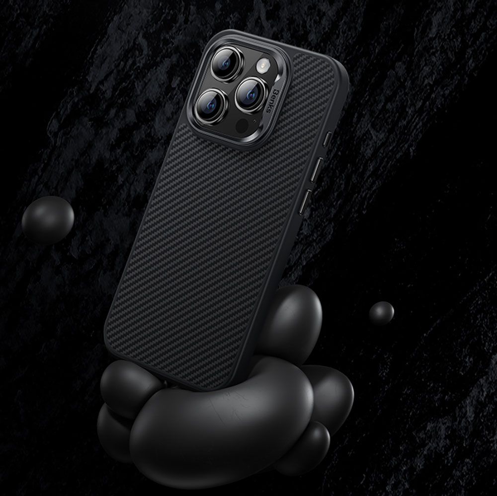 Apple iPhone 15 Pro Max Kılıf Karbon Fiber M-safe Şarj Özellikli Benks Hybrid ArmorPro 600D Kevlar Kapak
